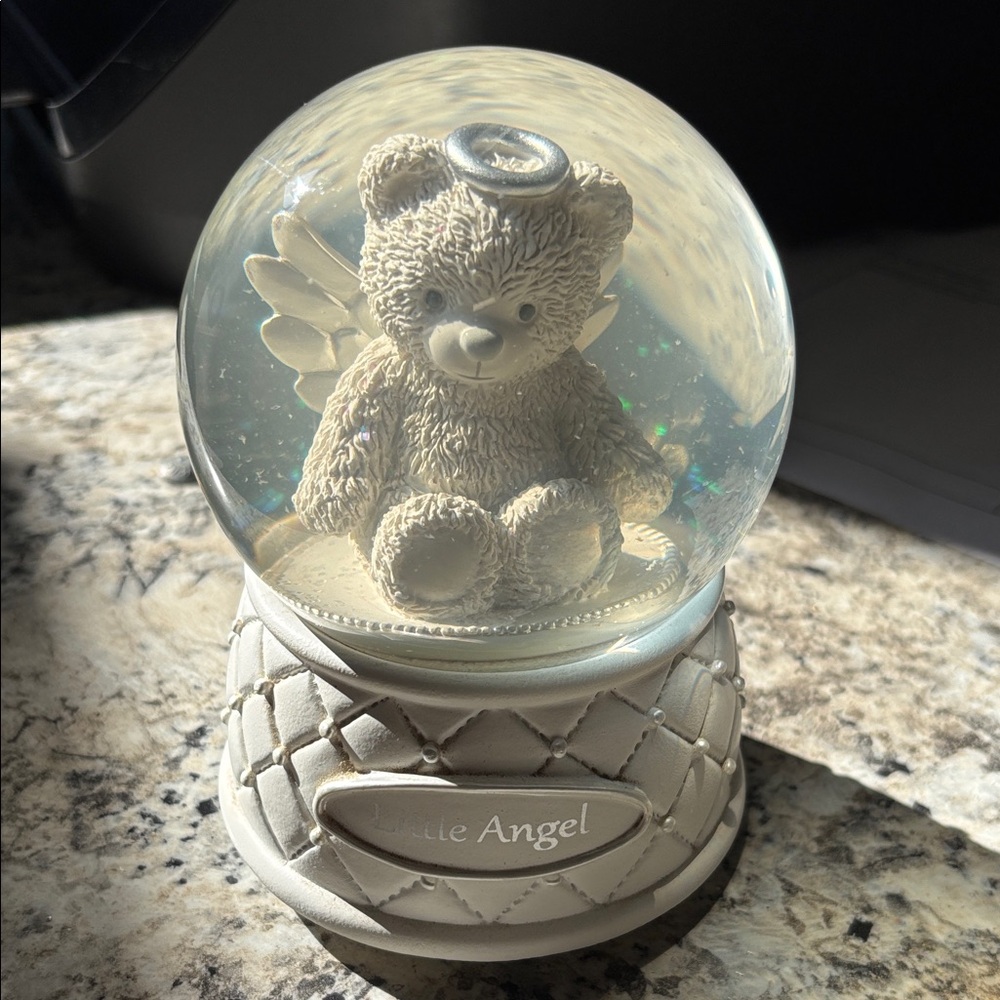 Angel Bear Snow Globe musical, plays Twinkle, Twinkle little Star